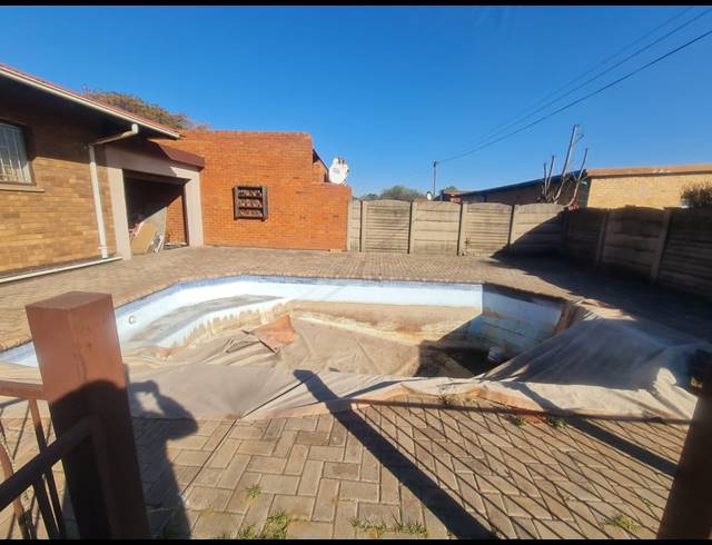 4 BEDROOM HOUSE FOR SALE IN VANDERBIJLPARK CE 2